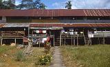 788_De hoofdingang van het Longhouse met de was van de Hollandse reizigers